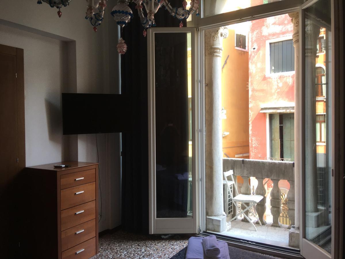 Camera Matrimoniale con Balcone e Vista Canale